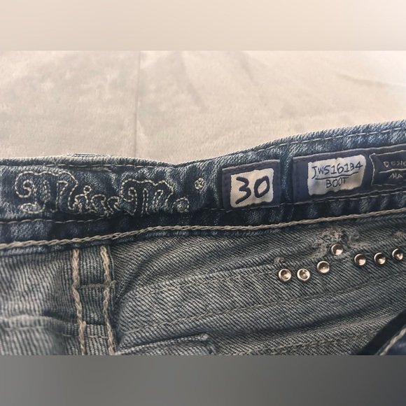 Pre-Owned. In excellent condition. Size 30. Miss Me jeans. - Picture 4 of 15